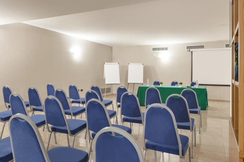 Nell'immagine una sala meeting con disposizione a platea