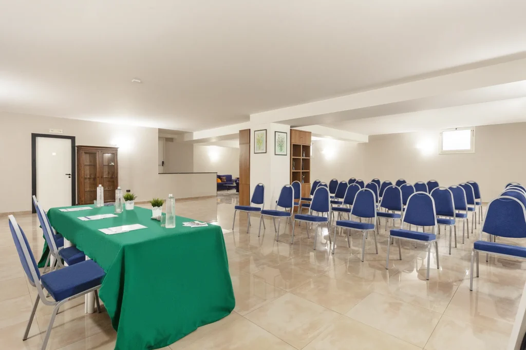 Nell'immagine una sala meeting con disposizione a platea